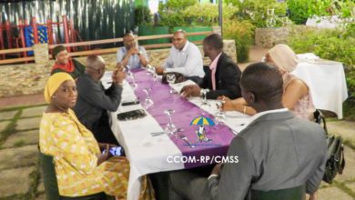 Photo of Dîner de travail à Abidjan : Le DG Ichaka KONÉ partage un moment convivial avec les stagiaires de la CMSS à l’IM2S autour d’un repas.