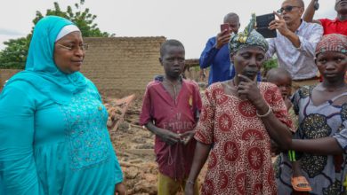 Photo of Inondation : Bla, pieds dans l’eau, le ministre Assa Badiallo TOURE présente, pour alléger les souffrances des sinistrés avec des vivres et non vivres d’une valeur de 230 millions de Fcfa.